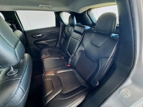 Used 2019 Jeep Cherokee Latitude Plus w/ Comfort/Convenience Group image 22