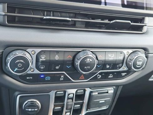 Used 2025 Jeep Wrangler Unlimited Sahara w/ Safety Group image 27