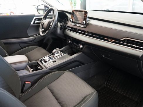 Used 2024 Mitsubishi Outlander ES image 39