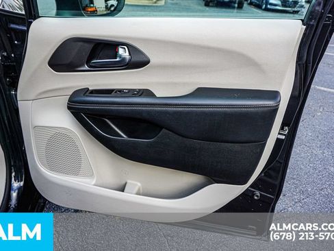 Used 2023 Chrysler Pacifica Touring-L FWD image 57