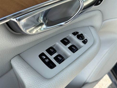 Used 2022 Volvo XC90 T6 Momentum w/ Climate Package image 10