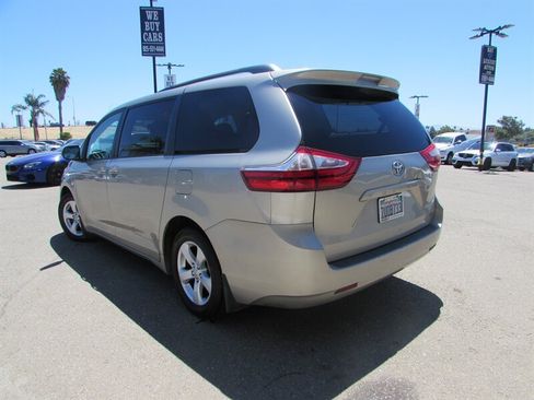 Used 2017 Toyota Sienna LE FWD image 5