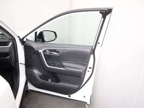 Used 2020 Toyota RAV4 XLE w/ Carpet Mat Package AWD/4WD image 15