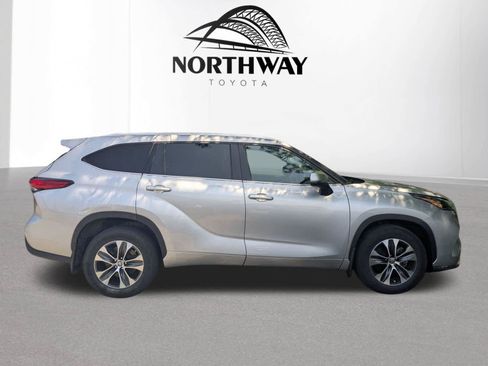 Used 2021 Toyota Highlander XLE AWD/4WD image 4