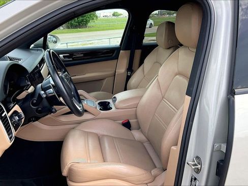 Used 2021 Porsche Cayenne Coupe image 18