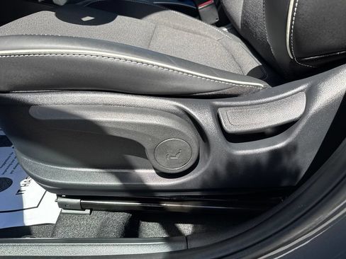 Certified 2025 Hyundai Venue Limited FWD image 20