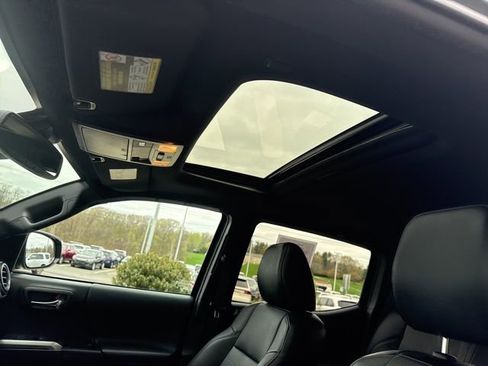 Used 2022 Toyota Tacoma Limited image 27