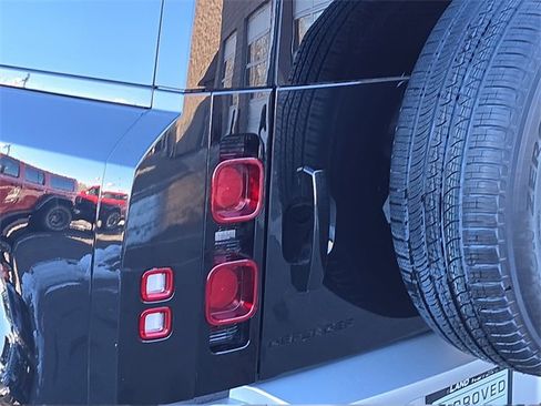 Used 2025 Land Rover Defender 90 S image 33