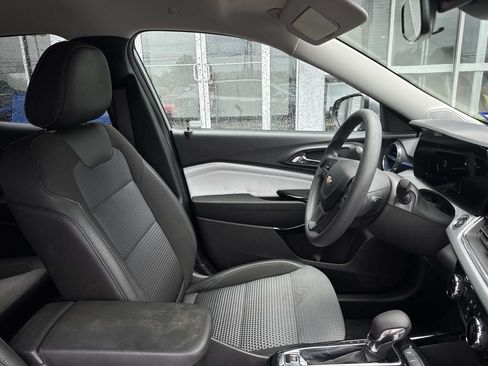 Used 2025 Chevrolet Trax LT FWD image 11