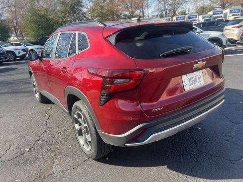 Used 2025 Chevrolet Trax LT w/ LT Convenience Package image 13
