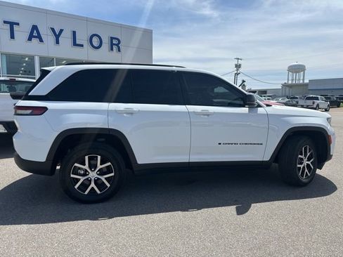 Used 2025 Jeep Grand Cherokee Altitude image 17