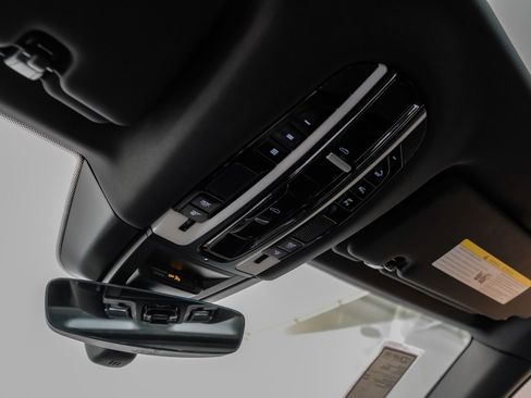 Used 2023 Porsche Cayenne Platinum Edition image 33