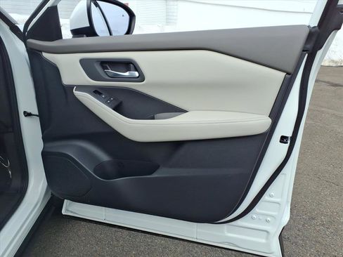 Used 2025 Nissan Rogue SV image 12