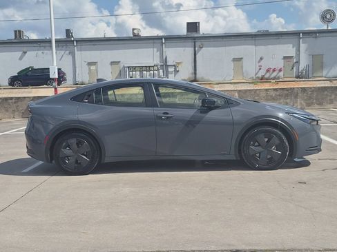Used 2025 Toyota Prius LE AWD/4WD image 7