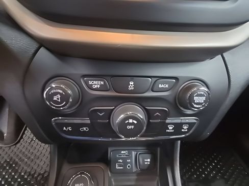 Used 2017 Jeep Cherokee Latitude w/ Safety/Convenience Group AWD/4WD image 32