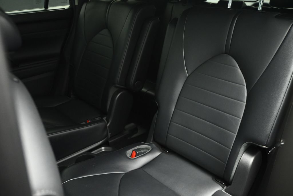 Used 2021 Toyota Highlander XLE AWD/4WD image 54