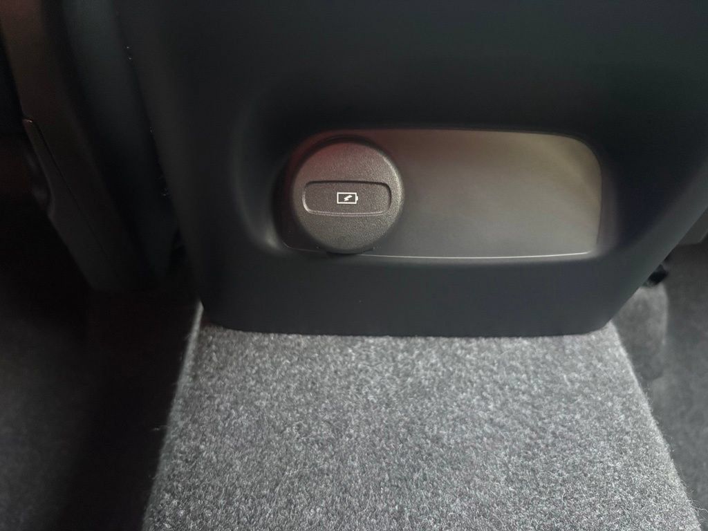 Used 2024 Volvo XC40 B5 Core AWD/4WD image 23
