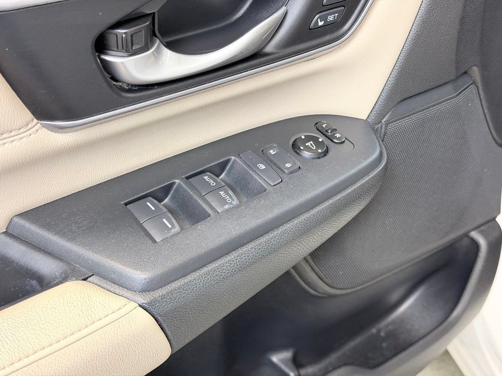 Used 2017 Honda CR-V Touring image 11