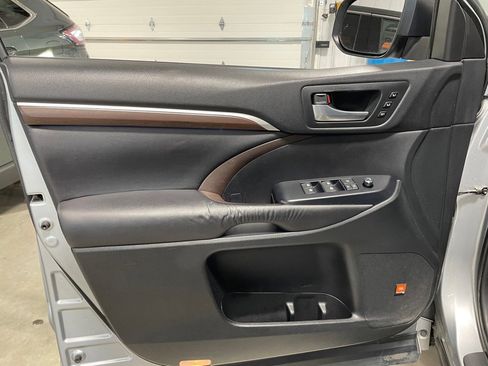 Used 2016 Toyota Highlander Limited Platinum image 12
