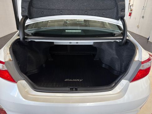 Used 2017 Toyota Camry SE w/ Moonroof Package FWD image 12