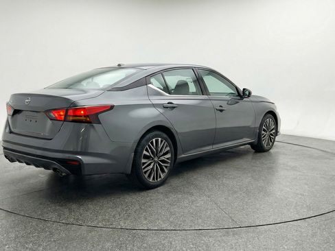 Used 2025 Nissan Altima 2.5 SV FWD image 9