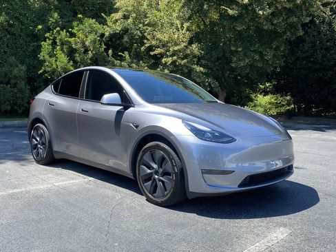 Used 2024 Tesla Model Y Long Range AWD/4WD image 2