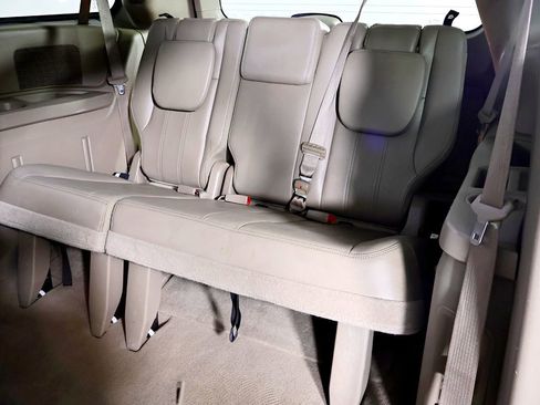 Used 2014 Chrysler Town & Country Touring image 42