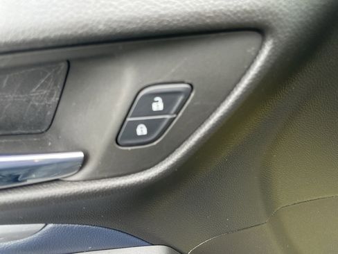 Used 2022 Chevrolet Bolt EUV LT w/ Convenience Package FWD image 17