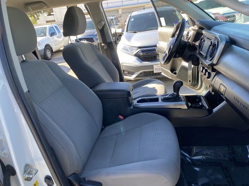 Used 2017 Toyota Tacoma TRD Sport RWD image 23