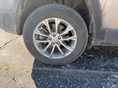 Used 2019 Jeep Cherokee Latitude Plus image 11