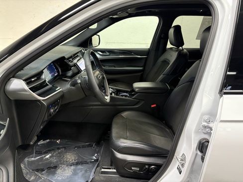 Used 2023 Jeep Grand Cherokee Trailhawk image 3