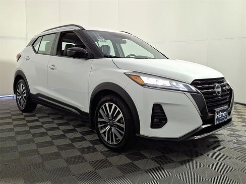 Used 2023 Nissan Kicks SR w/ SR Premium Package image 4