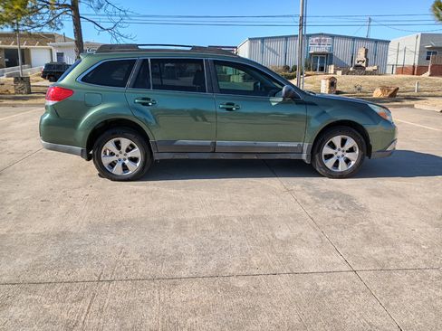 Used 2010 Subaru Outback 2.5i Limited image 2