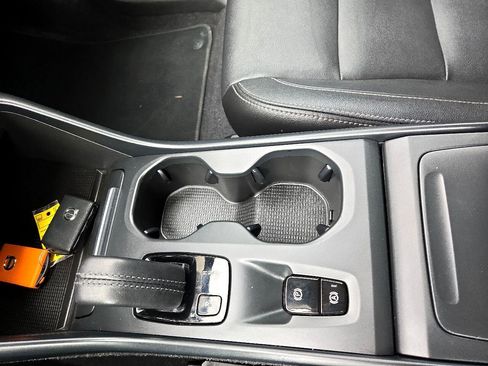 Used 2021 Volvo XC40 T4 Momentum image 18