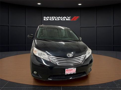 Used 2017 Toyota Sienna XLE image 5