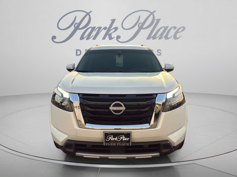 Used 2025 Nissan Pathfinder SL FWD image 9