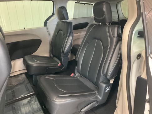 Used 2022 Chrysler Pacifica Touring-L FWD image 19