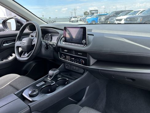 Used 2025 Nissan Rogue SV image 16