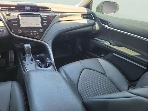 Used 2020 Toyota Camry SE w/ Convenience Package FWD image 12