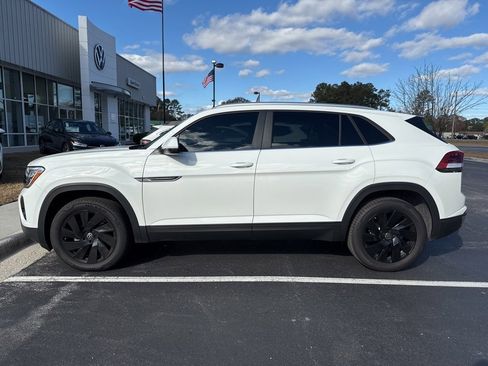 Used 2025 Volkswagen Atlas Cross Sport SE image 2