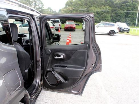 Used 2018 Jeep Renegade Altitude w/ UConnect 8.4 Nav Group image 21