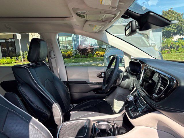 Used 2022 Chrysler Pacifica Limited w/ Uconnect Theater Family Group FWD image 11