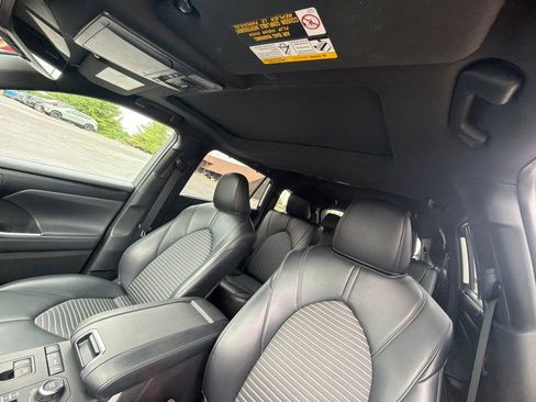 Used 2022 Toyota Highlander XSE AWD/4WD image 16