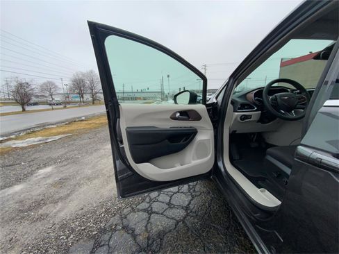 Used 2023 Chrysler Voyager LX image 20