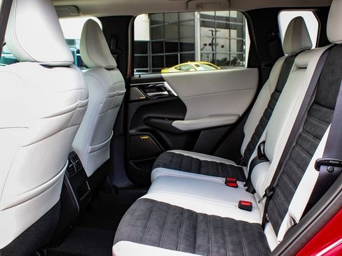 New 2025 Mitsubishi Outlander SE image 34