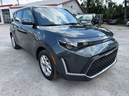 Used 2025 Kia Soul LX w/ LX Technology Package FWD image 2