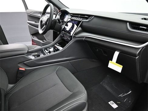 New 2025 Jeep Grand Cherokee Laredo image 18