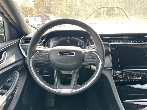 New 2025 Jeep Grand Cherokee Altitude image 23
