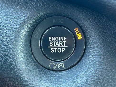 Used 2019 Jeep Cherokee Trailhawk w/ Cold Weather Group image 18