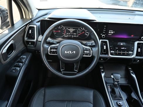 Used 2023 Kia Sorento EX w/ Panoramic Sunroof Package FWD image 9